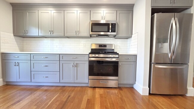 Building Photo - 61 Waverly St Unit 1