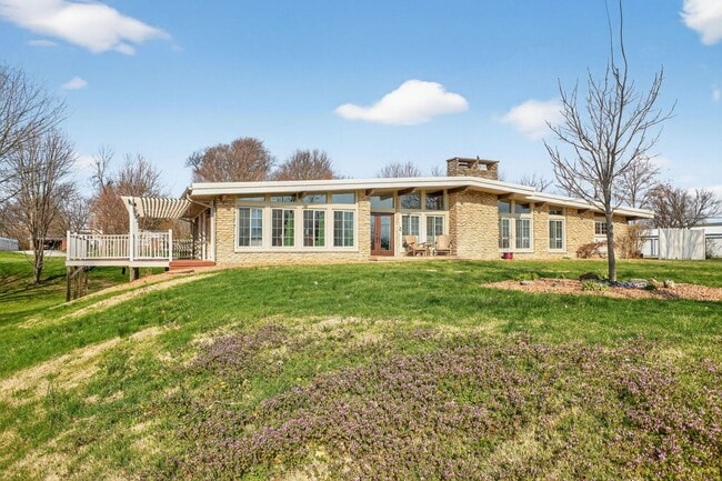 Building Photo - 5BR Retreat w/ Private Indoor Pool In Greensburg