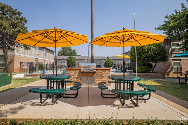 Parrilla exterior - Yukon Heights Apartments
