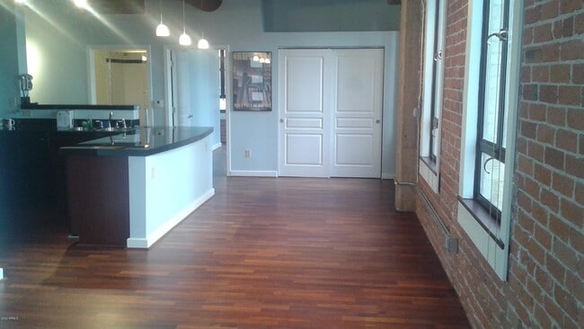 Photo - 114 W Adams St