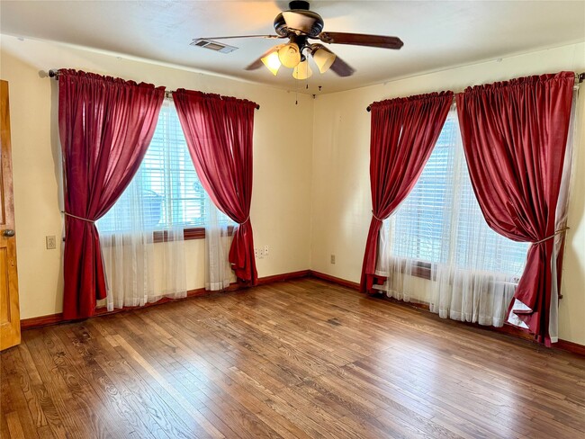 Photo - 2218 Chapman St