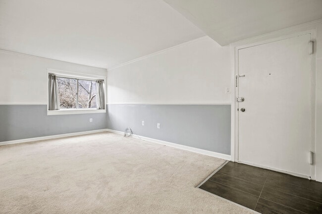 Living room - 5105 Crossfield Ct Unit 319