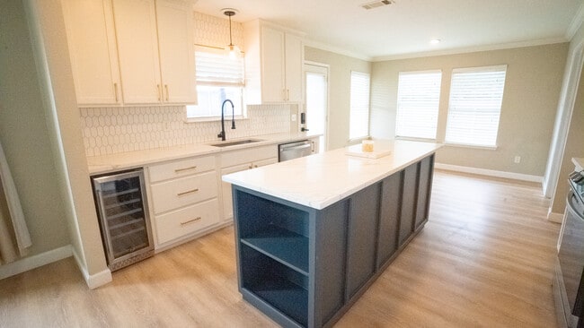 Building Photo - 809 Mockingbird Dr