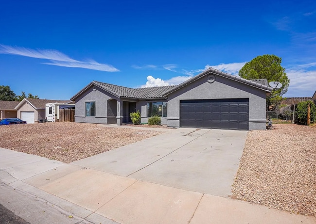 Building Photo - Adorable 2 Bedroom Hurricane Home! Pet Friendly!