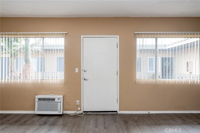 Photo - 17931 Devonshire St