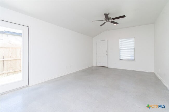 Building Photo - 121 Wind Ridge Dr
