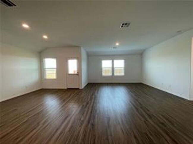 Photo - 112 Wolseley Dr