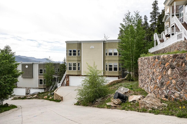 Photo - 692 Louis Dr