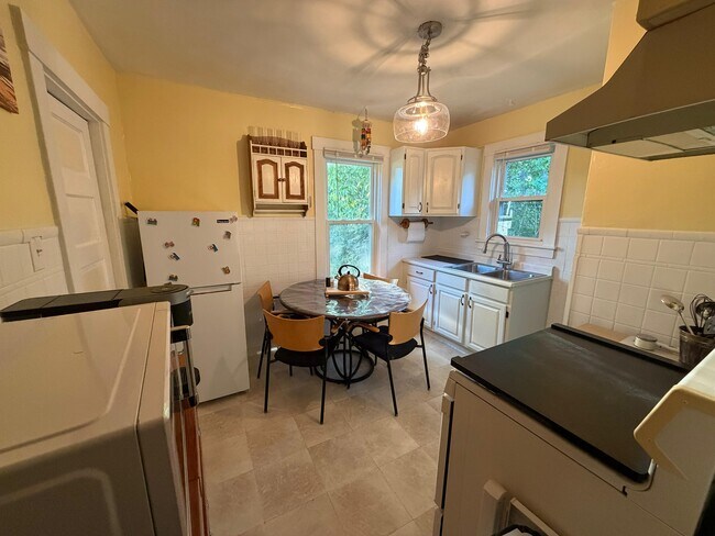 Photo - 2 Bed / 1 Bath Main Floor Apartment for Rent – Great Cincinnati Location!