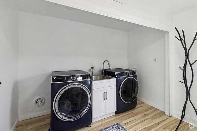 Building Photo - 5242 Cedarhurst Dr Rental