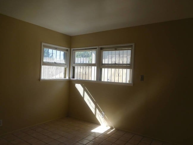 Building Photo - 455 W Elk Ave Unit A