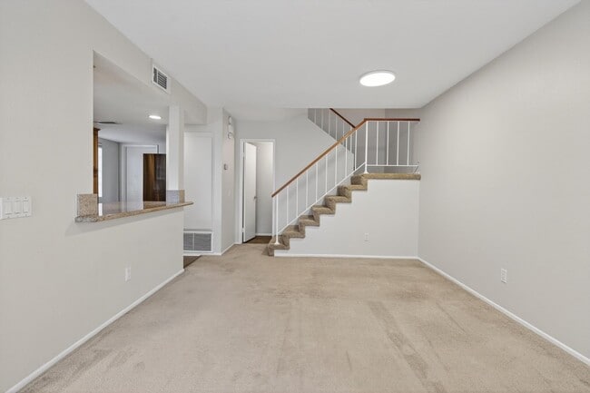 Photo - Spacious 3-Bedroom Townhome in Orangethorp...