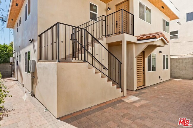 Building Photo - 3431 Edgehill Dr Rental