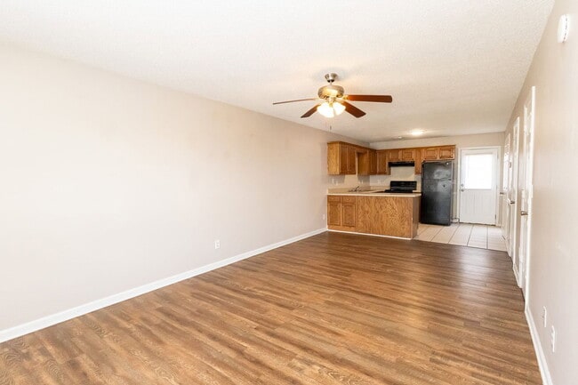 Photo - 464 Guyler St