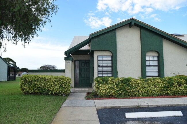 Building Photo - 627 SW Jeanne St