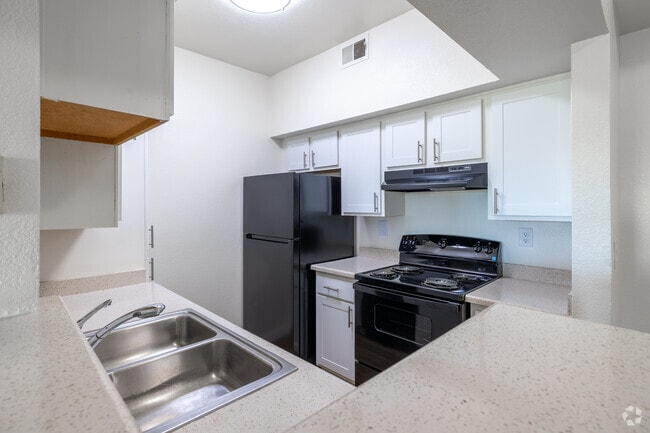 3BR, 2BA - 1,107SF - Kitchen - Village Crest