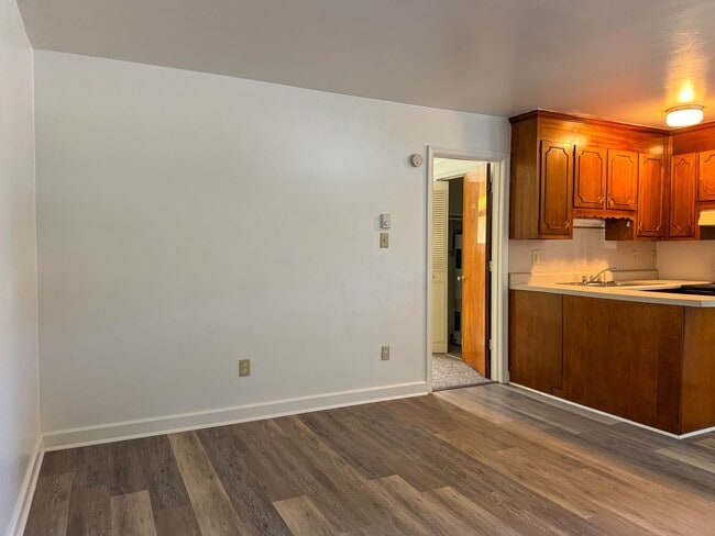 Photo - 2004 W Broadway