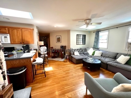 Building Photo - 24-26 Burnham St Unit 3 Rental
