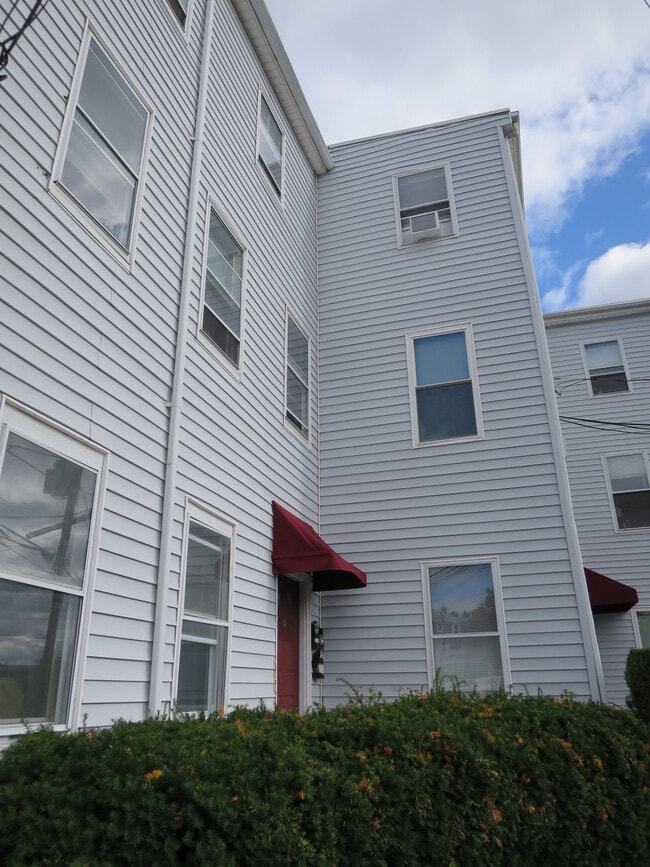 Building Photo - 3 Elm St Unit 3