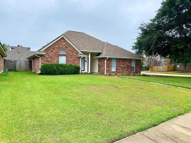 Photo - ** Beautiful 4/2 in Golden Meadows **