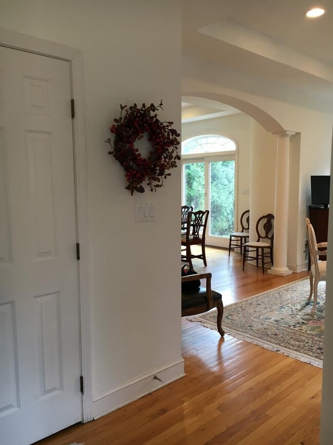 Building Photo - 373 Main St Unit B