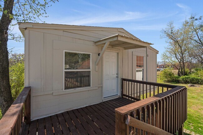 Photo - 5218.5 Elm St