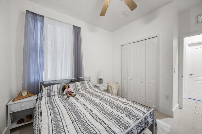 Photo - 2009 Shoma Dr Unit 2009