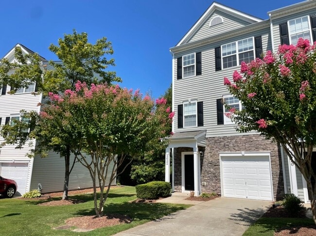 Beautiful 3 Bedroom End-Unit Townhouse - Beautiful 3 Bedroom End-Unit Townhouse