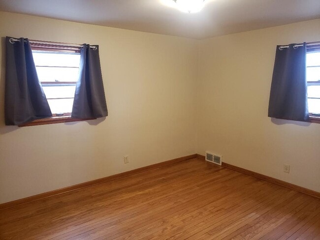 Photo - 515 Valleyview Ave NW