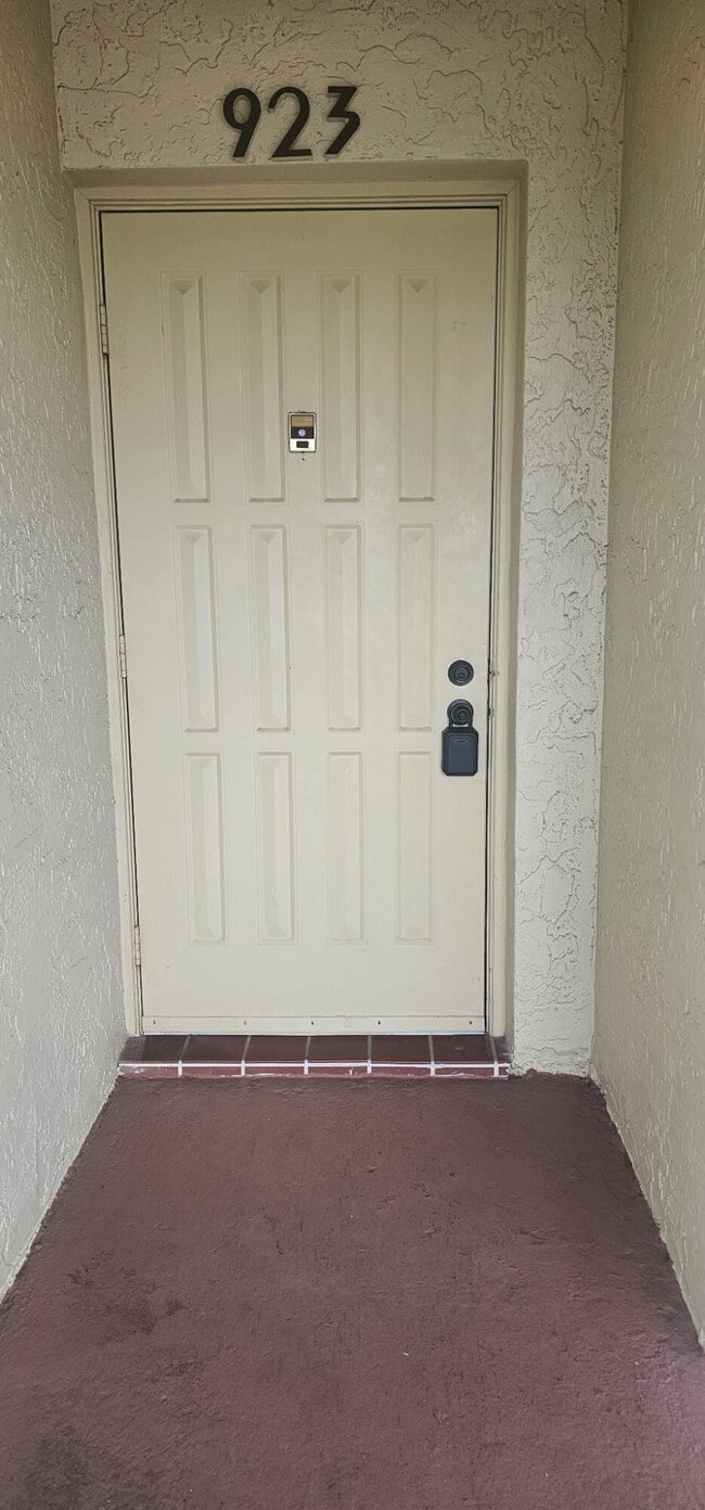 Building Photo - 7879 Willow Spring Dr Unit 923