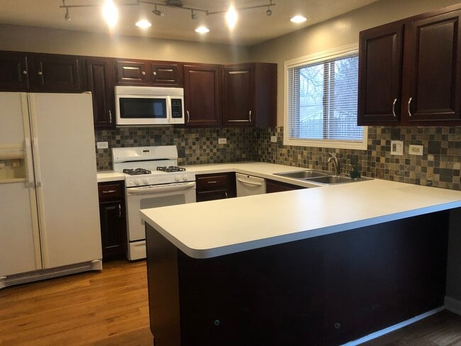 Photo - Freshly Painted 3 bedroom House in Bolingbrook!