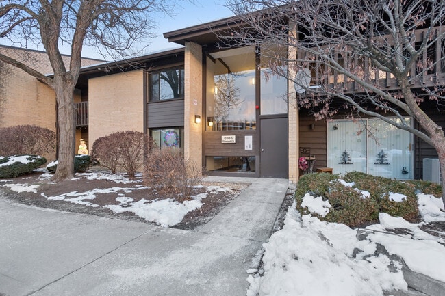 Building Photo - 6185 Pinewood Ct Unit 202