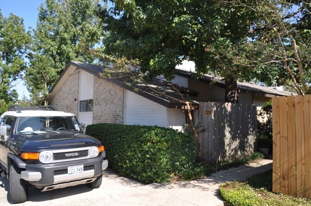 Photo - 8011 Summa Ave