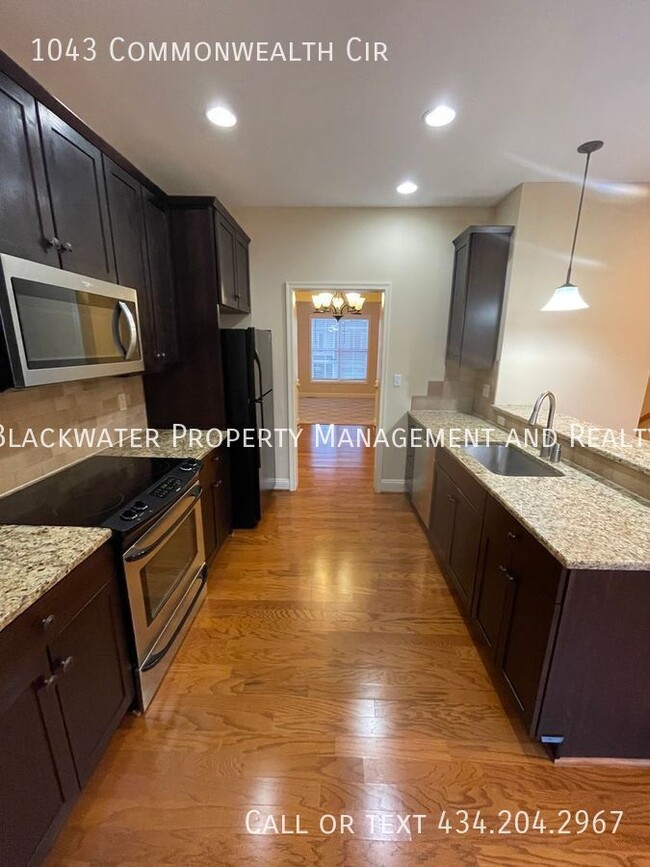 Photo - 1043 Commonwealth Cir