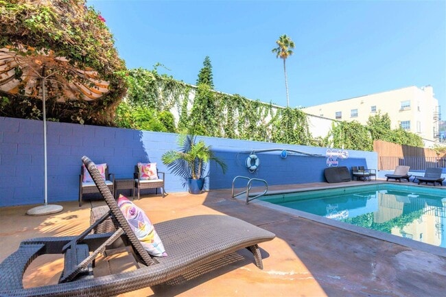 Building Photo - Vista Sunset Apartments