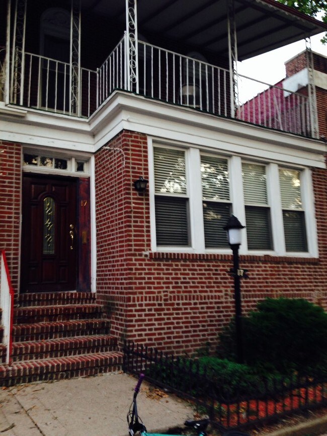 Front of the house - 17 Ludlam Pl Unit 2