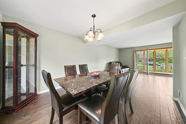 Photo - Peaceful Cul-de-Sac Living in Libertyville