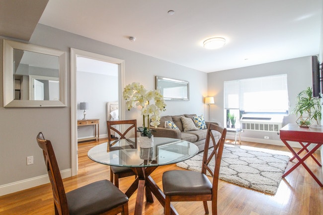 Dining - The Equestrian At Pelham Parkway