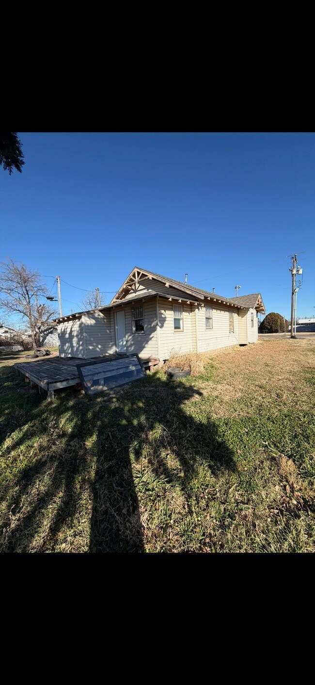 715 Comanche St