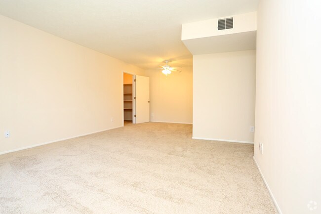 1BR, 1BA - 863 SF - Living Room