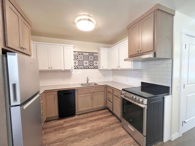 Building Photo - CHECK OUT THIS COZY STUDIO APARTMENT NEAR DOWNTOWN SISTERS! Unit B