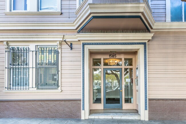 1585 Waller