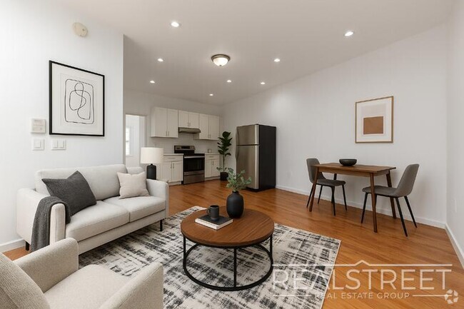 Building Photo - Lovely 4 BED Floor Thru in Bushick Townhouse