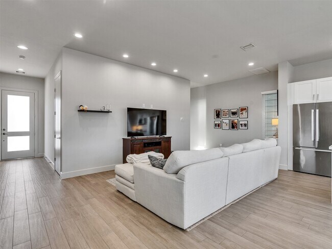 Photo - 5702 Rucio Ln