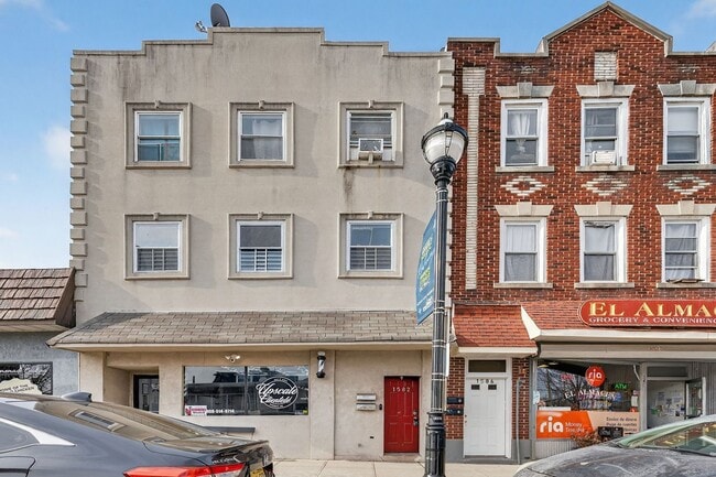 Building Photo - 1582 Irving St Unit Second Floor