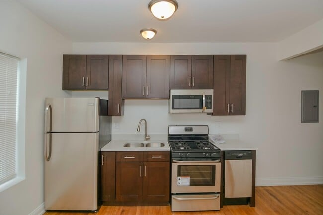 Building Photo - 4911 W Cuyler Ave Unit A07W Rental