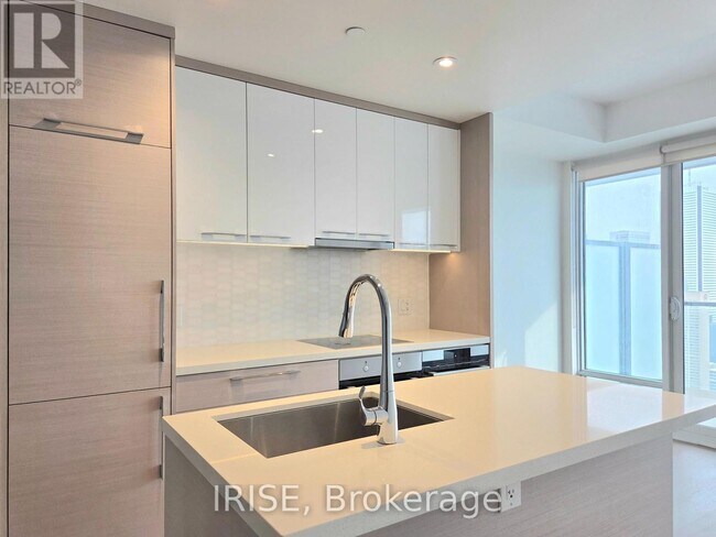 Photo - 488 University Ave Unité 3709