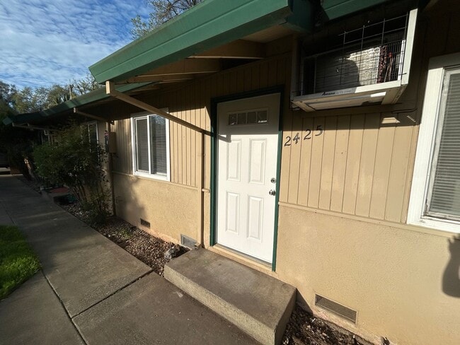 Building Photo - Newly updated cottage-style unit close to shopping and Upper Bidwell!