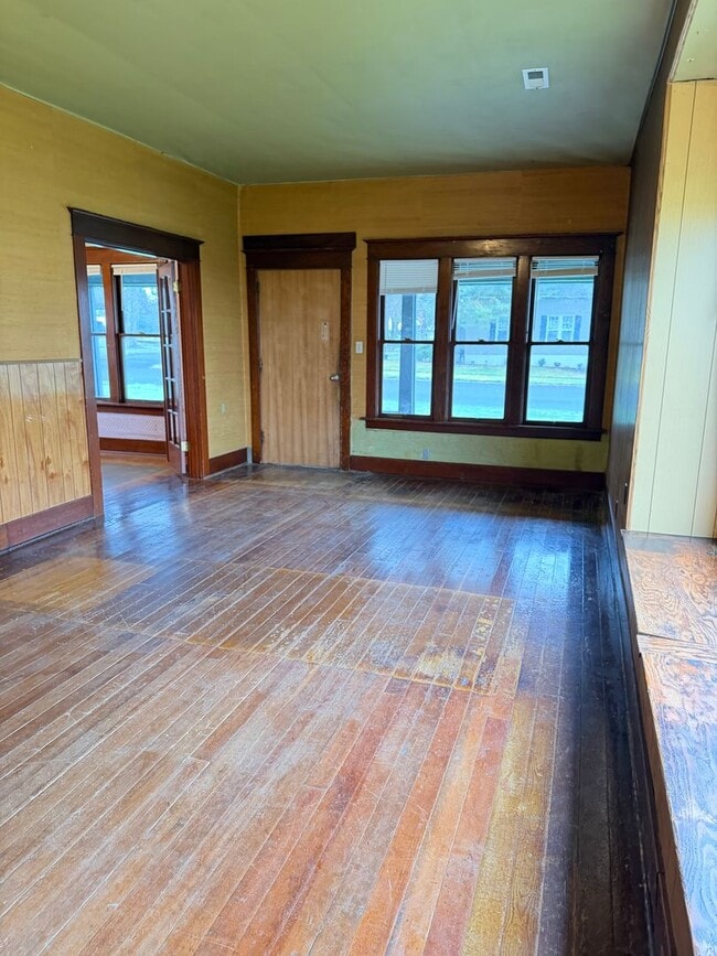 Photo - Large 2 bedroom 1 bath with bonus room