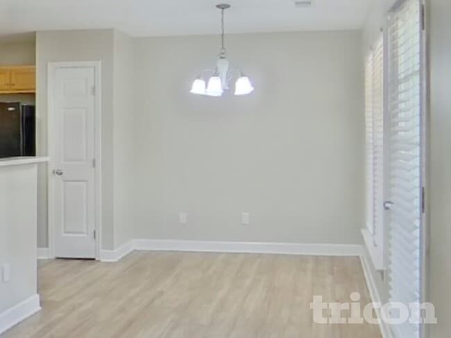 Photo - 124 Bathurst Ln